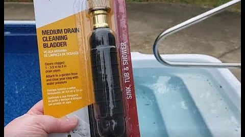 Unclogging pool pipes with rubber bladder