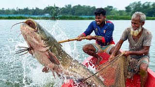UNBELIEVABLE! 300KG MONSTER CATFISH BATTLE!