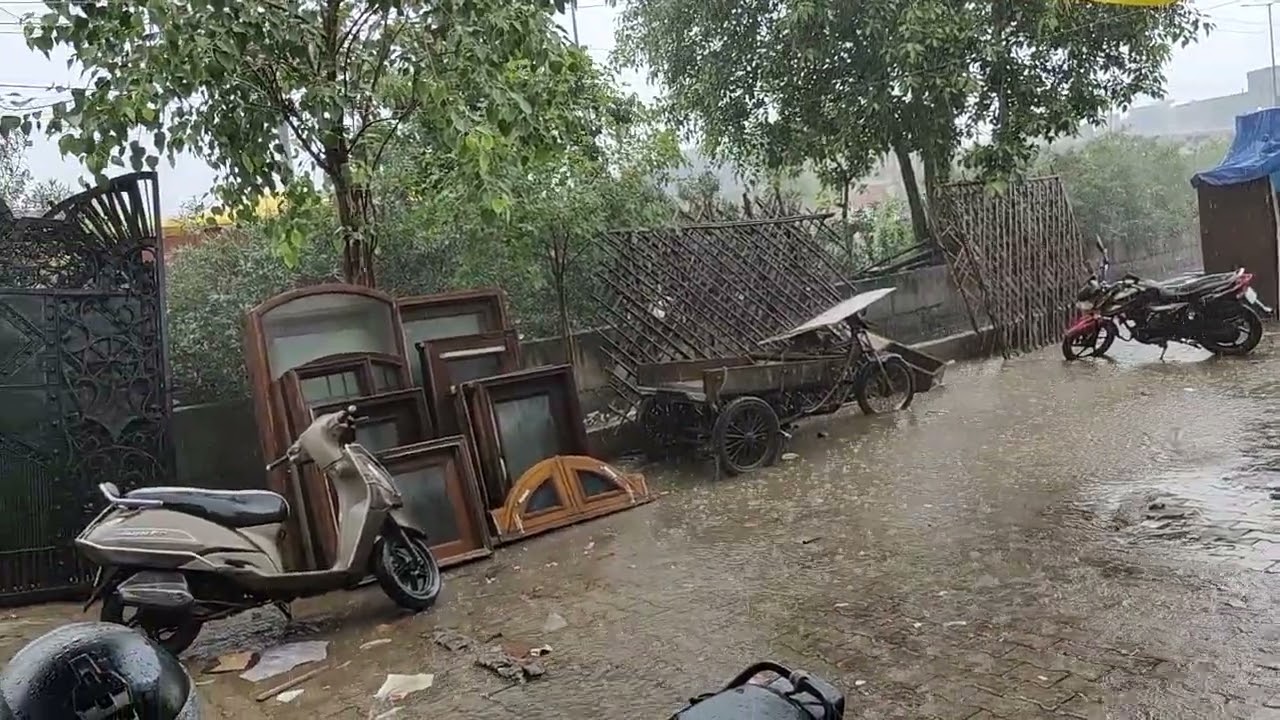 Ghaziabad Hindon airport ke pass Mausam ka Maja lete hue