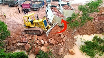 Incredible Komatsu Dozer Helping a 18ton Dump Truck Was Stuck While Drive Back to Unload