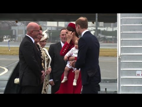 Vidéo: Les Ducs De Cambridge Arrivent En Nouvelle-Zélande Avec Le Petit George Dans Leurs Bras (PHOTOS)