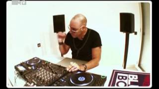 Крутятся диски: DJ Roger Sanchez