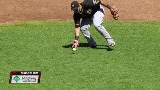 PIT@SF: Alvarez charges in to make a barehanded play