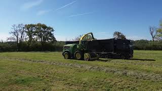 Ensilage d' herbe avec John Deere 8500i Scania S nextgen V8 6x2 avec fond mouvant  #harvest #truck