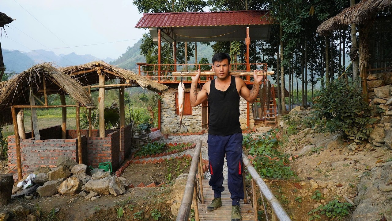 Эксцентричный молодой повар покидает город и отправляется в леса, чтобы построить фермерскую жизнь п