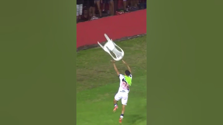 LOUCURA! Jogador do Vasco joga cadeira em direção a torcida do Sport #vasco #sport #confusão