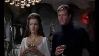 jane dans live and let die 11