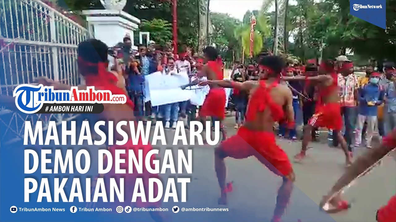 Mahasiswa Aru - Maluku Demo Gubernur dengan Kostum Pakaian Adat