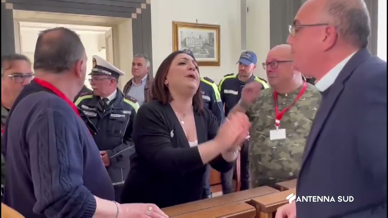 29 Aprile 2023   Taranto   Tensione per un malore durante il consiglio comunale