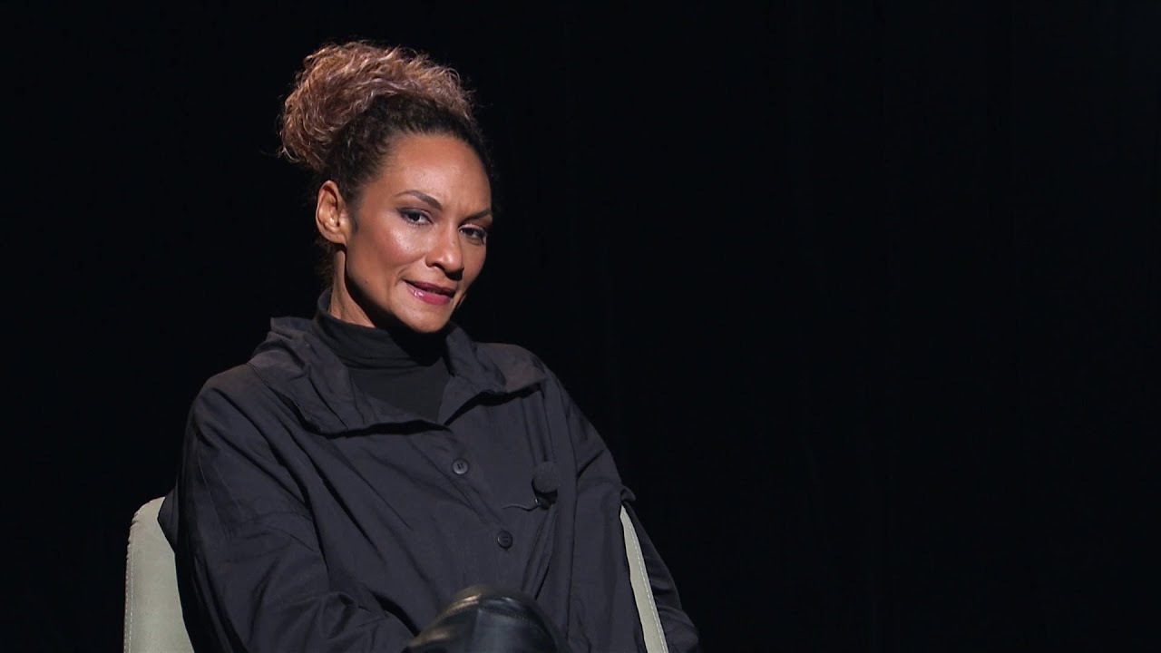 Leila Abbasová: Učitelka udělala čáru, za kterou mě postavila a řekla, že za ní nikdo nemůže jít