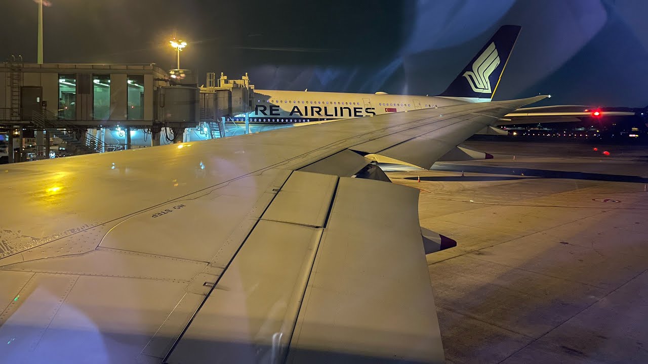 [MIDNIGHT RUSH HOUR] Singapore Airlines Boeing 787-10 Dream)liner Pushback + Engine Start at SIN