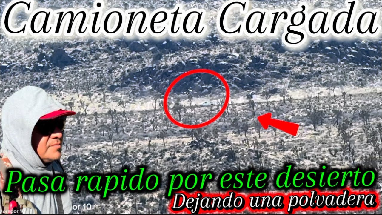 Camioneta cargada pasa rapido por este desierto dejando una polvadera 