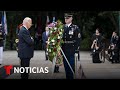 Biden coloca una ofrenda floral en la Tumba del soldado desconocido | Noticias Telemundo