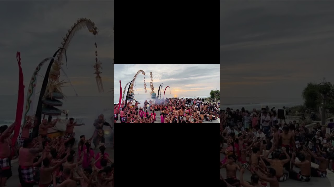 Tari kecak di pantai melasti