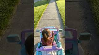 They see me rolling… #familia #hija #rideoncars