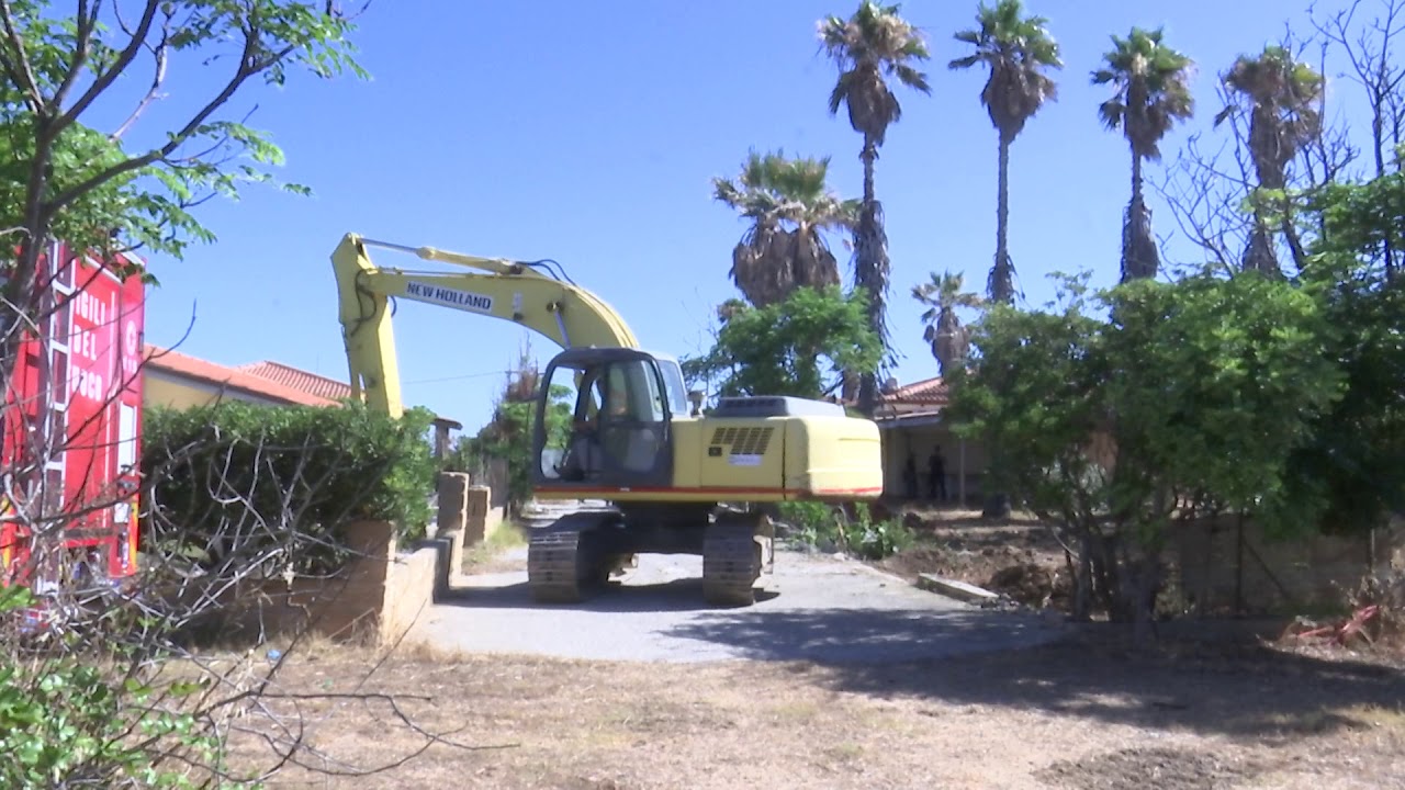 CROTONE AVVIATA LA DEMOLIZIONE DI FABBRICATI ABUSIVI A CAPOCOLONNA