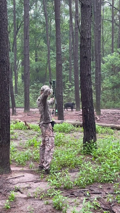 That was a close one..🫣 #bowhunting #hunting #hoghunting #texas #archery #hunter