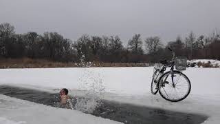 Extreme hardening Winter swimming Ice water swimming.Экстрим Закаливание Моржевание плавание в ледян