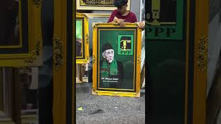 Foto KH. Maimun Zubair (mbah moen) dan logo PPP size 125x83cm bahan poster figura kayu.