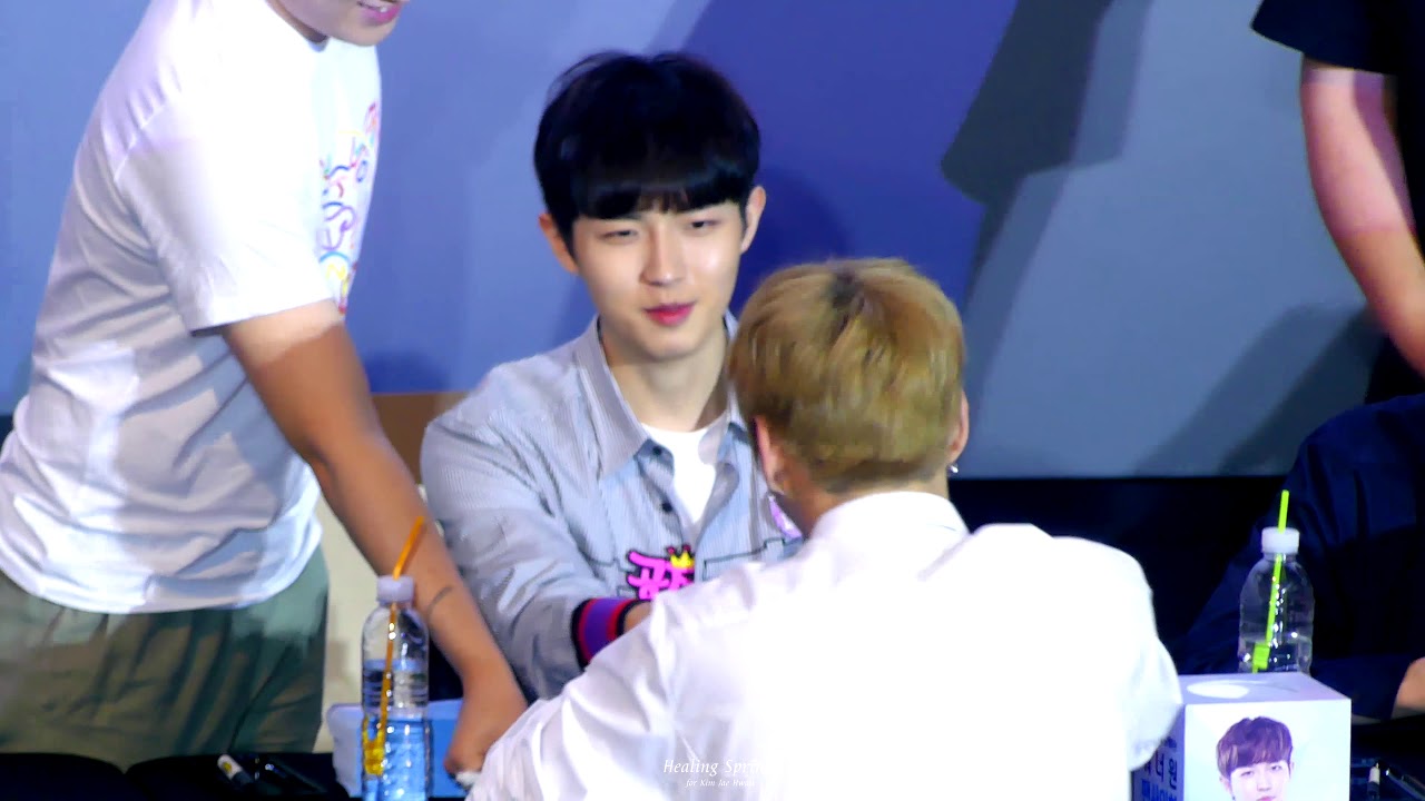 180731 신한은행 쏠 팬사인회 다니엘에게 싸인해주는 재환이