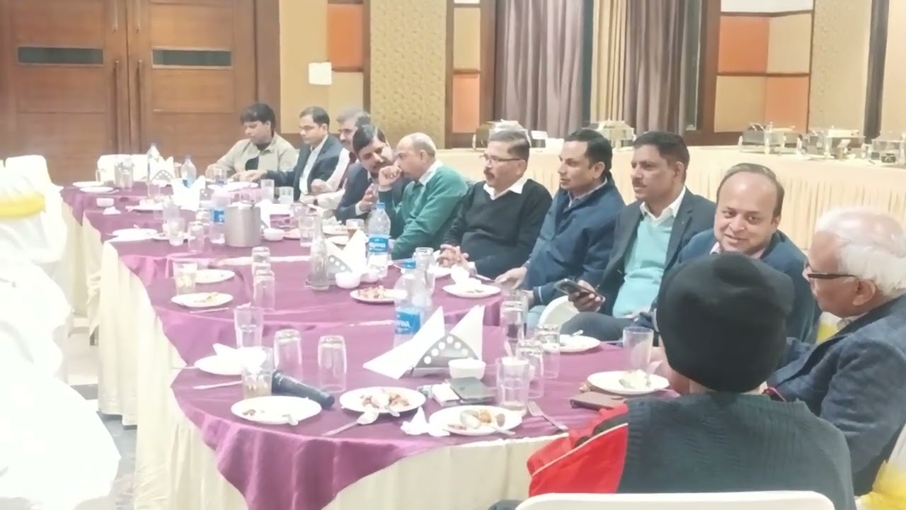 लोग हर मोड़ पे रुक रुक के संभलते क्यूं हैं। गायक उस्ताद अनवर हुसैन।