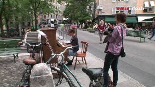 Pianos left in Geneva squares and parks screenshot 2
