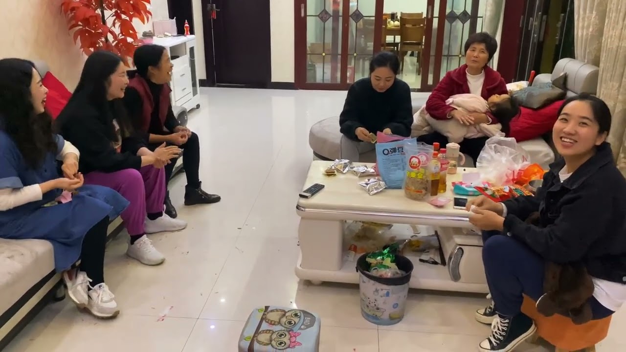 家里来了一群稀客，个个都是大美女，全部都是来给小菲捧场的！