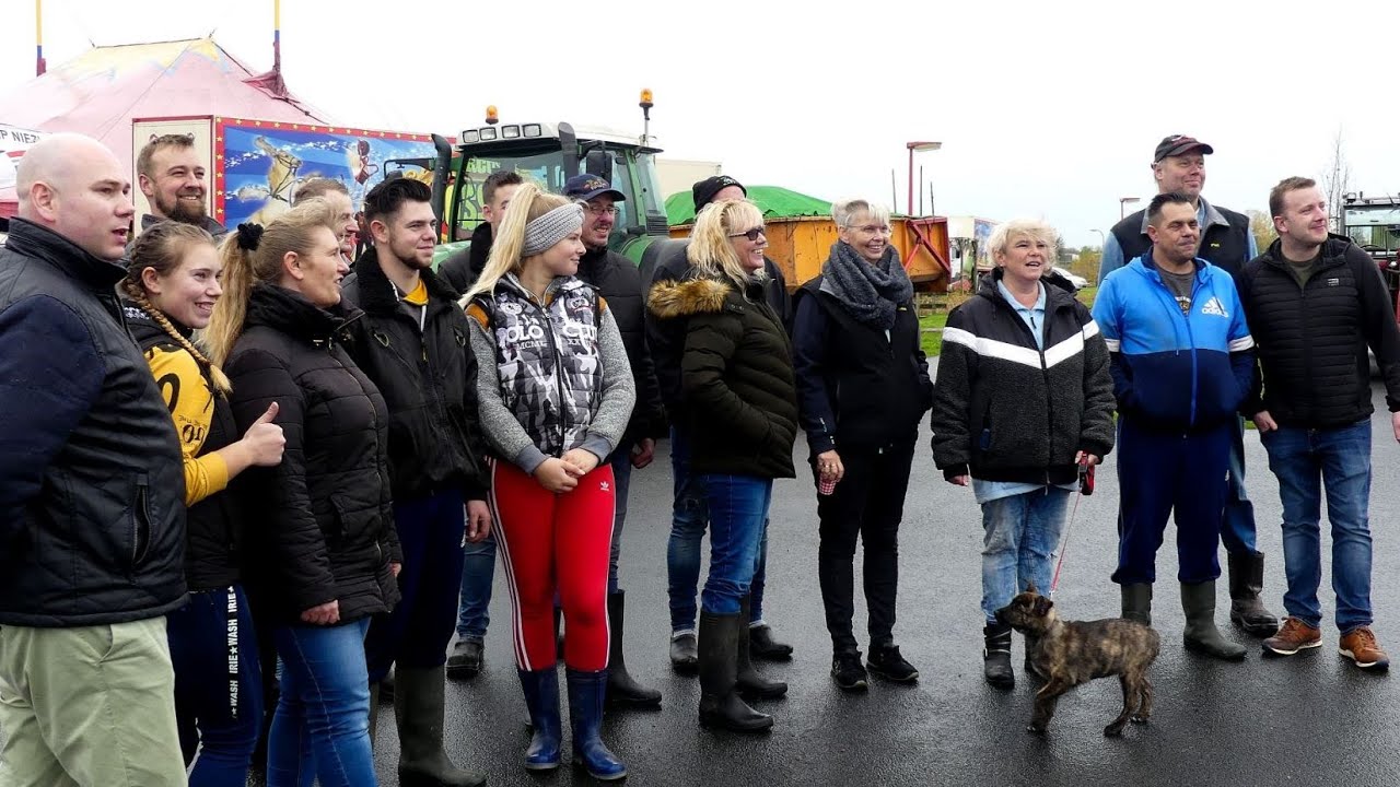 De Boeren Actiegroep Niezijl brengt bezoek aan Circus Bossle met karren vol voer.