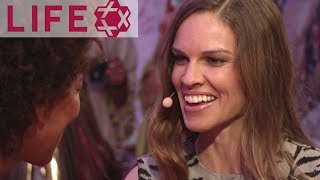 Hilary Swank über das Hilfsprojekt "The Girl Effect" | Life Ball 2013