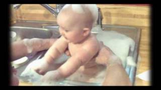 Maya Papaya takes her 1st Bubble Bath: Friggin' CUTE!