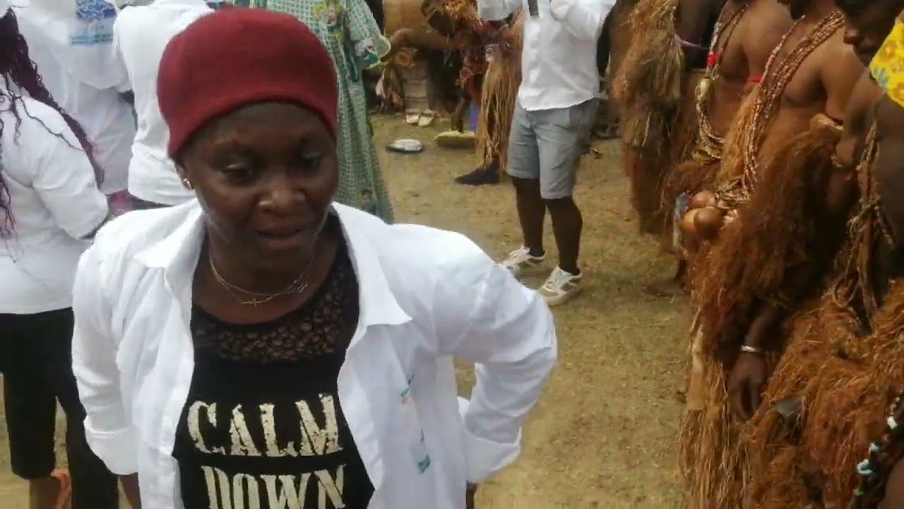 AKENG D'ASSAME AYONG ISRAËL avec d'autres groupes de danse d'Oyem (Tay.Master). (1)