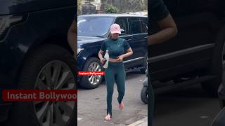 Miniatura de vídeo de "Fitness Queen Malaika Arora Going Gor Yoga 🧘‍♀️ Classes #shorts"