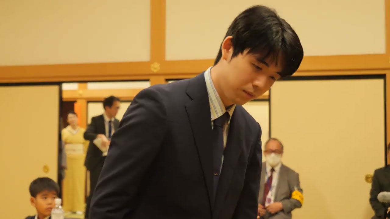 1人1人に丁寧に講評 藤井聡太王位 多面指し指導対局 【名古屋城こども王位戦】