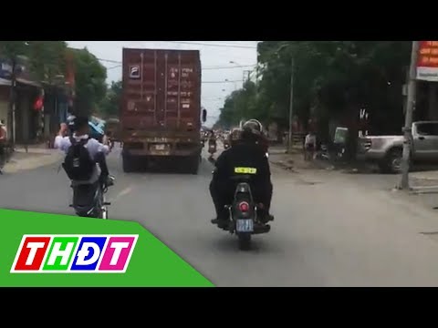 Video Nam sinh mặc đồng phục bốc đầu xe máy trêu ngươi Cảnh... - youtube