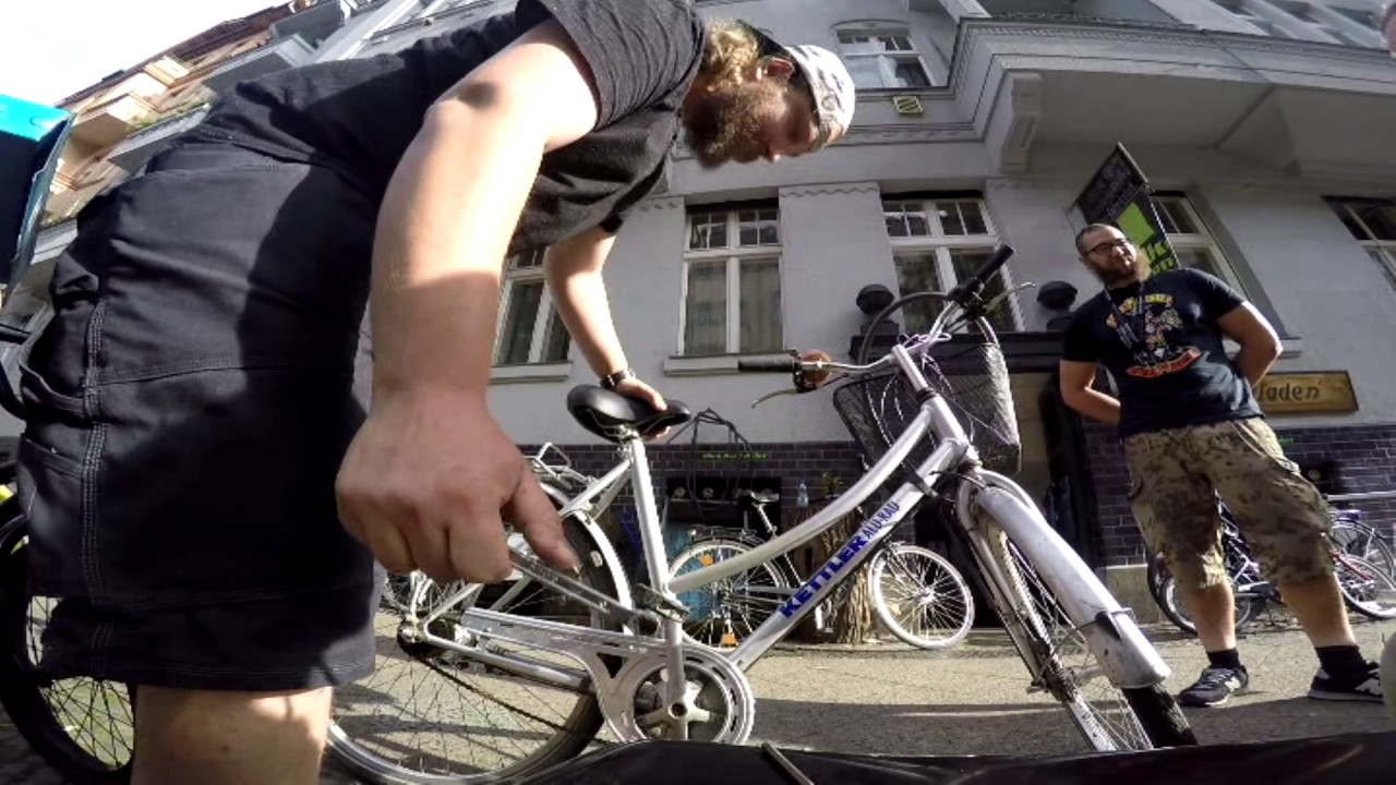 Der Tommy ist aus dem Urlaub zurück und muss gleich mal ran - YouTube