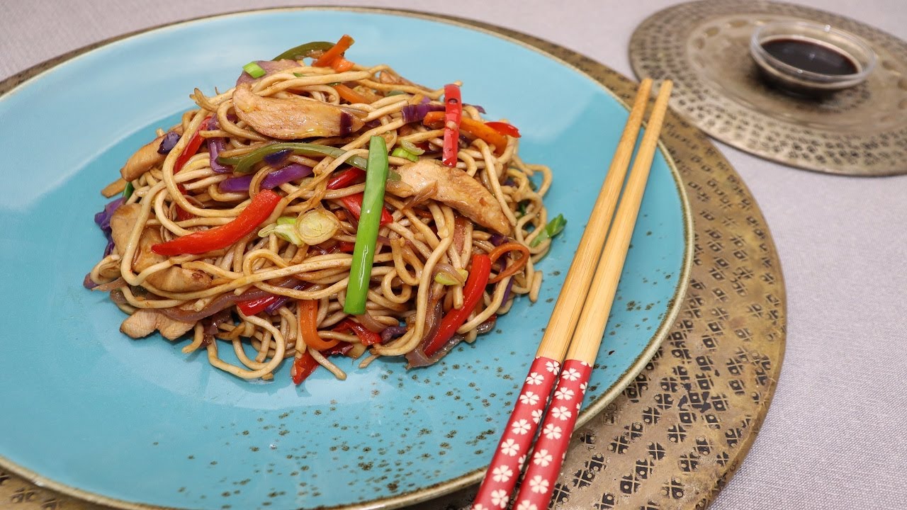 Nουντλς αυγού με κοτόπουλο και λαχανικά(Chicken Chow mein noodles)
