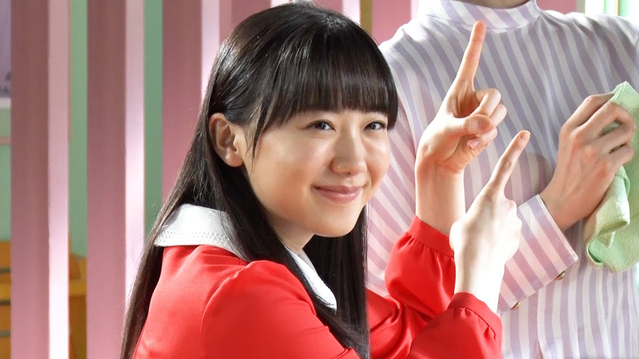 芦田愛菜、真っ赤なワンピースでキュートなポーズ連発！ 洗濯機は「母