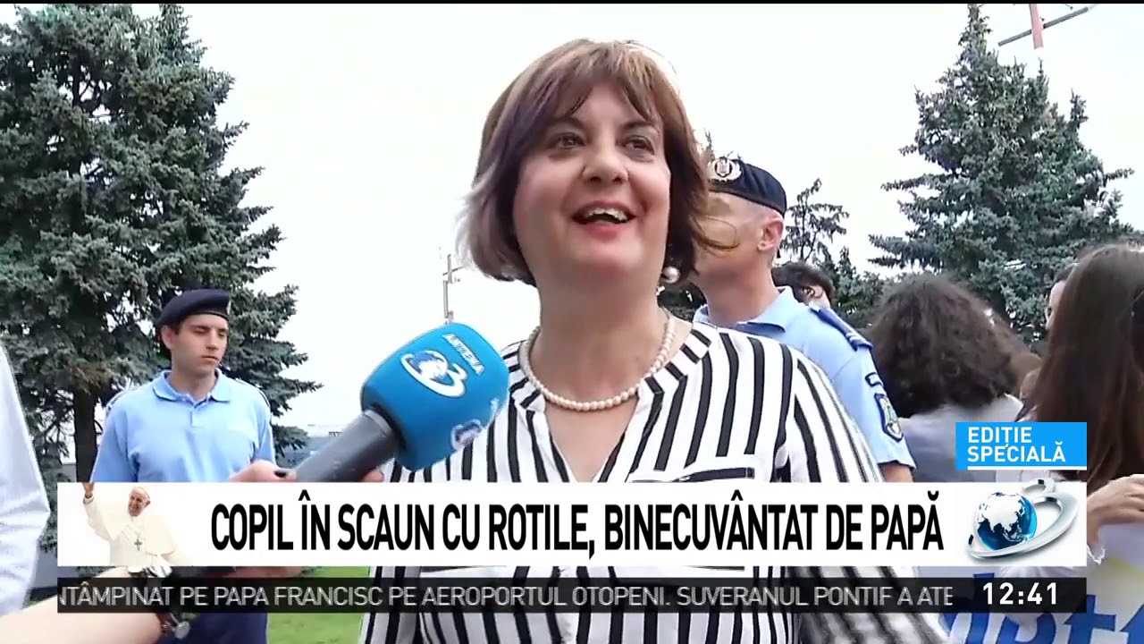 Copil în scaun cu rotile, binecuvântat de Papa Francisc newspaper mockup