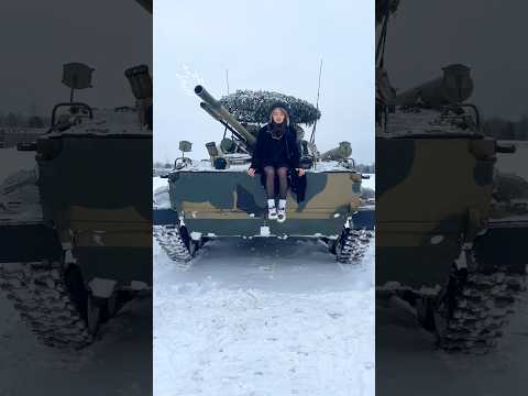 Эх, тебе бы детей рожать да борщи варить... Куда полезла на броню, рыжая?! #izmetro #изметро #бмп
