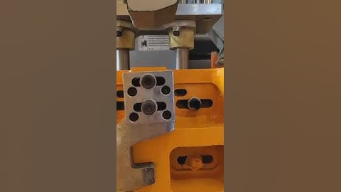 Extrusion blow molding machine to produce progressive color bottles