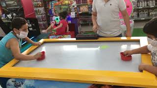Masa Hokeyi Maçı Yapıyor Air Hockey