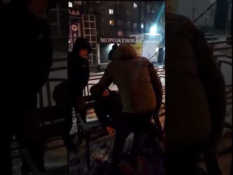 В Иркутске малолетки пересмотрели слово пацана и зарезали подростка на остановке: видео с места ЧП