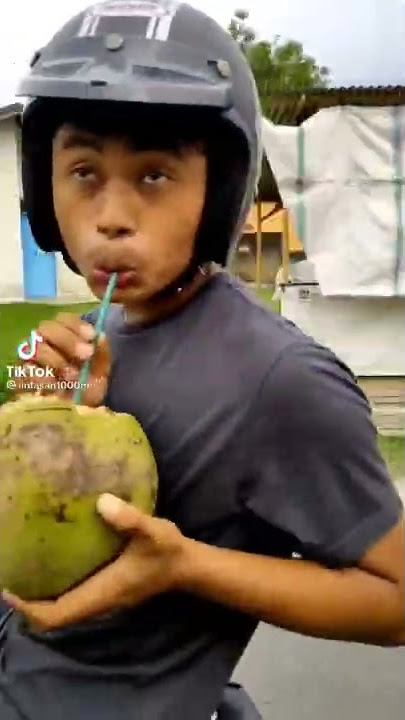 minum air kelapa muda, ekspresi monyet yang di Upin Ipin