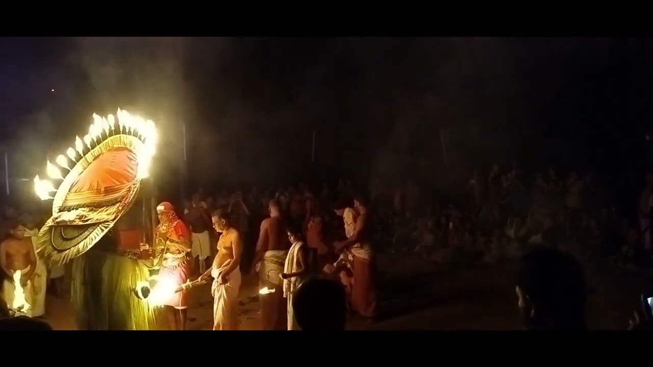 ഈ തീത്തെയ്യത്തെ കാണൂ...ഭഗവതിയുടെ പുറപ്പാട്‌ ...കണ്ണൂരിലെ  തളിയില്‍ ഗ്രാമത്തിലെ കാഴ്ച