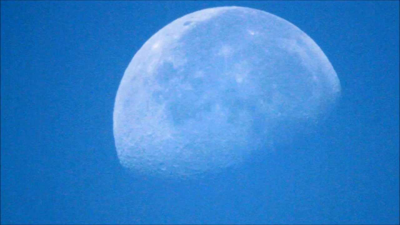 27 суток луна. Moon in Day time. Blue talking -the Moon in London.