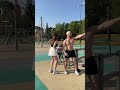 دختری که واژن خود را نشان می دهد تا تقویت شود دختری که واژن خود را نشان می دهد تا تقویت شود