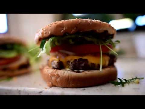 Video: Ako Pripraviť Hovädzí Hamburger S Pečenou Zeleninou