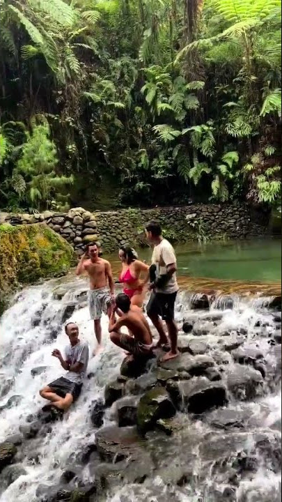 tante montok mandi disungai deras