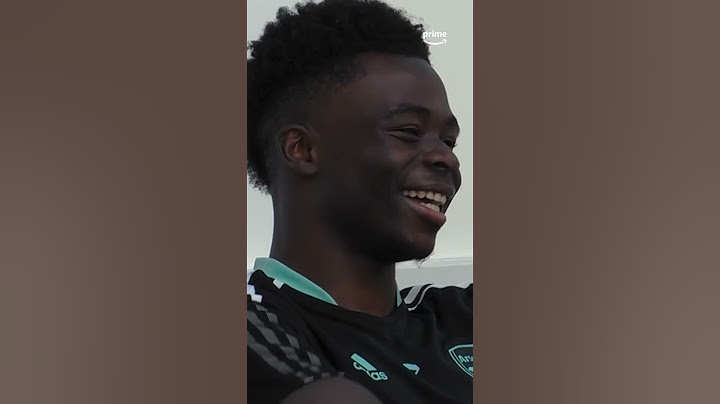 Aaron Ramsdale got a signed CR7 shirt... Bukayo Saka couldn't believe it! 🐐😂