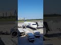 Airbus A320NEO, ACOPLANDO parte móvel da Ponte de Embarque à aeronave da Azul @tgqdo